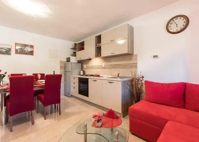 Apartment Doris, Nenadici