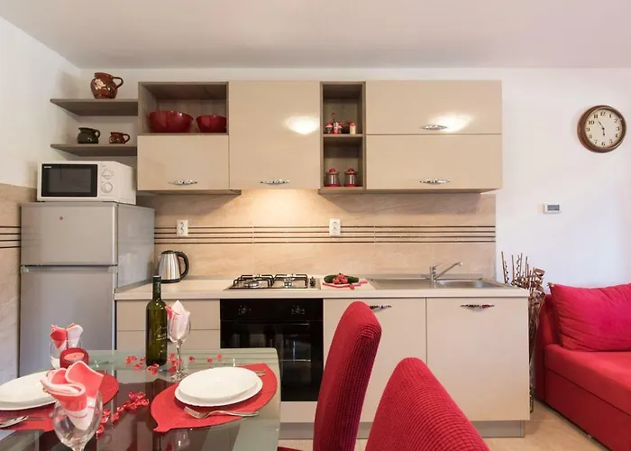 Apartment Doris, Nenadici
