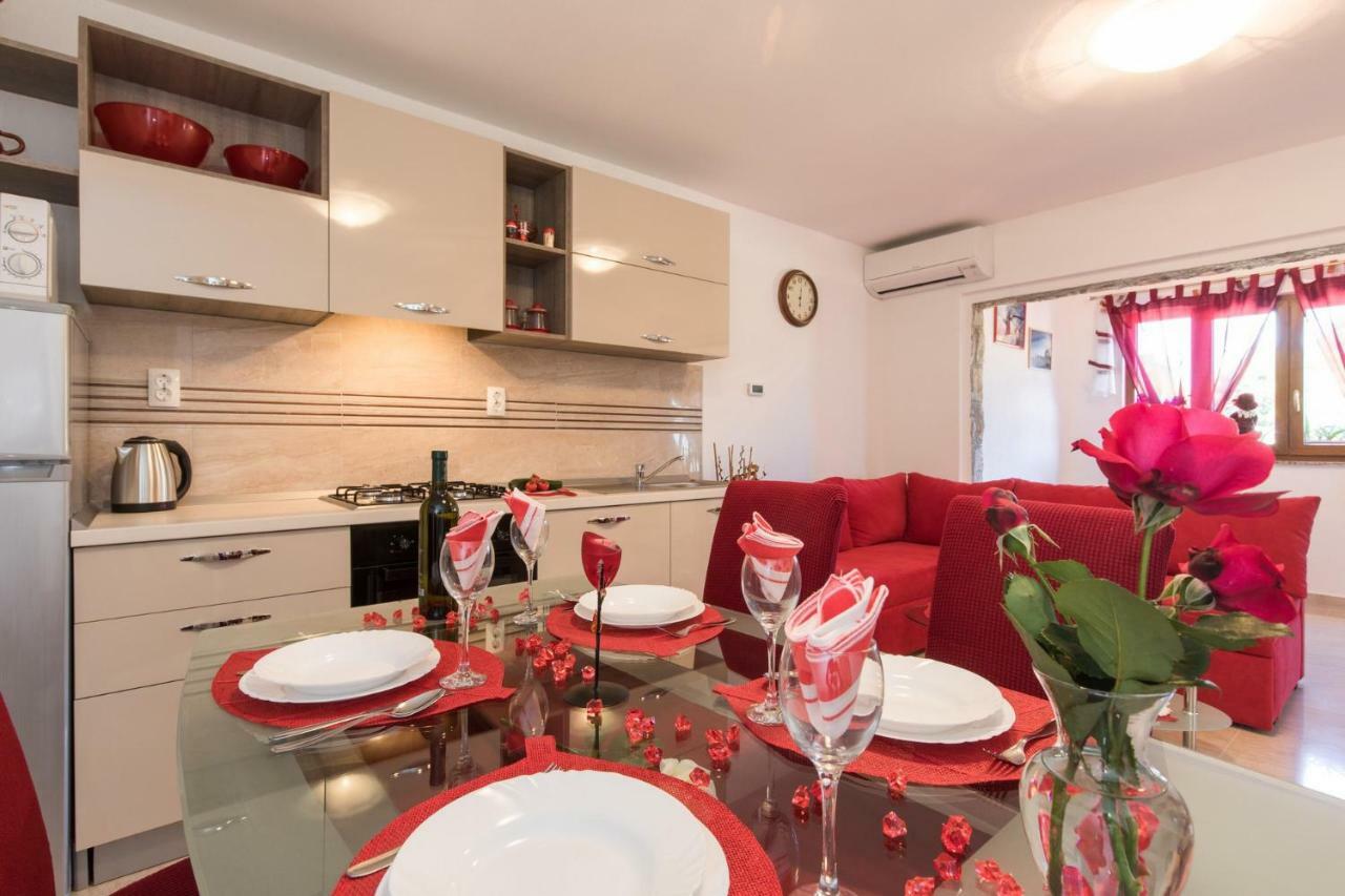 Doris, Nenadici Apartman