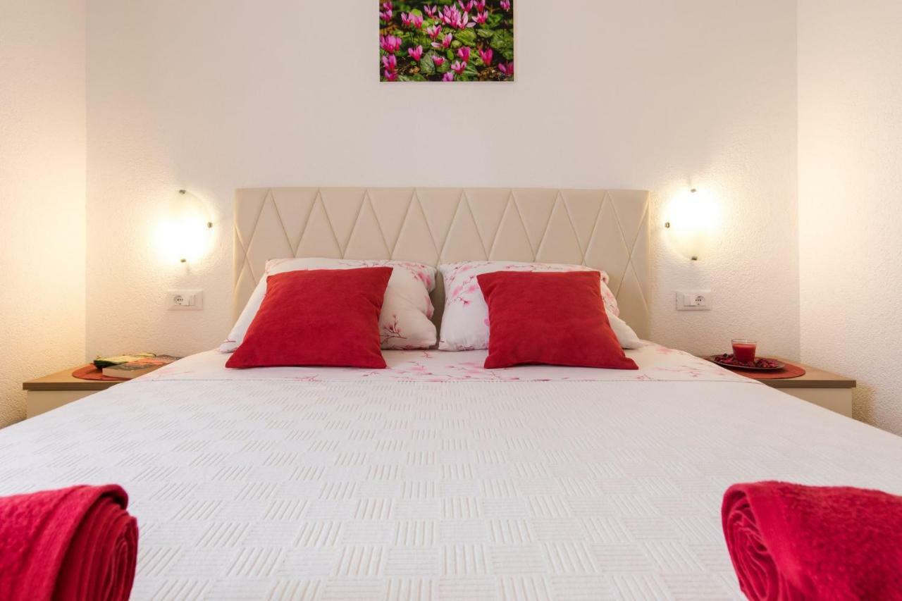 Doris, Nenadici Apartman